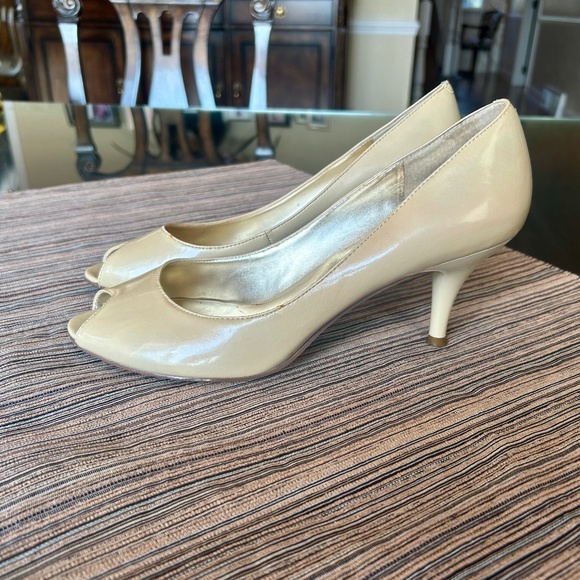 Nine West Nude Patent Leather Peep Toe Heels in Size 9.5 - Picture 4 of 8